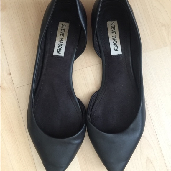 Steve Madden Shoes - Pointy toe Steve Madden black leather look flats